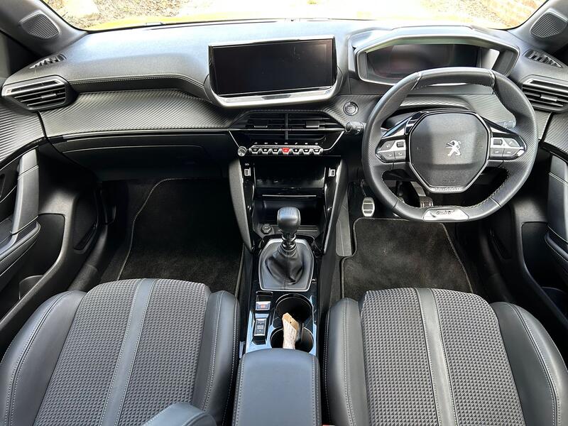 PEUGEOT 208