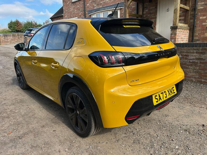 PEUGEOT 208