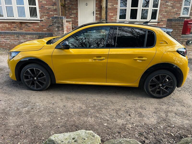 PEUGEOT 208