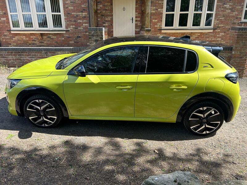 PEUGEOT 208
