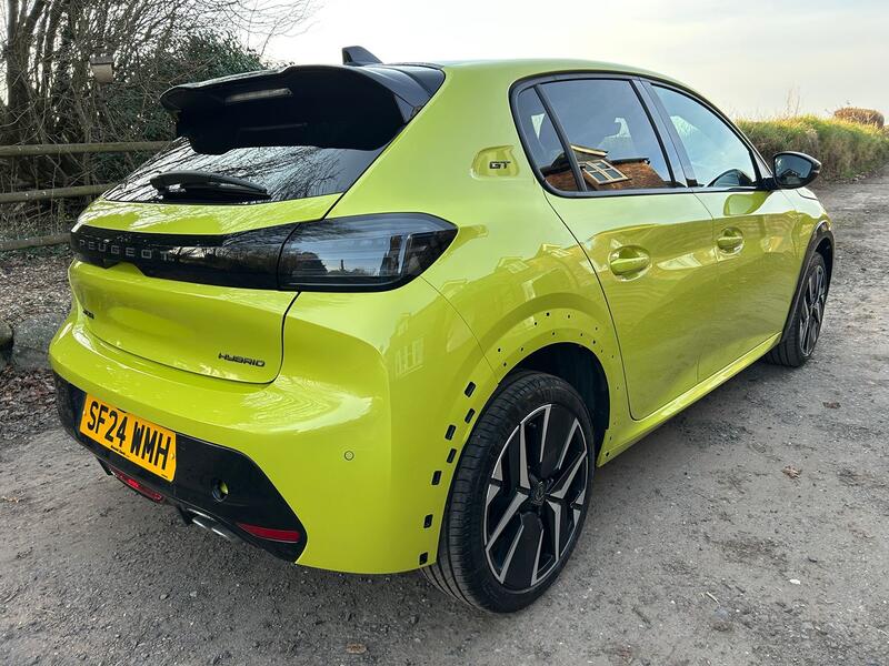 PEUGEOT 208