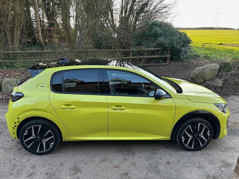 PEUGEOT 208