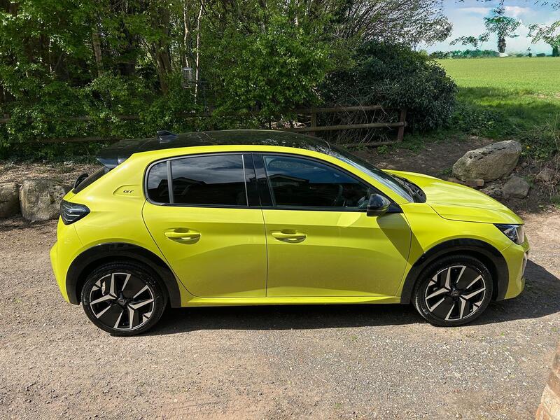 PEUGEOT 208