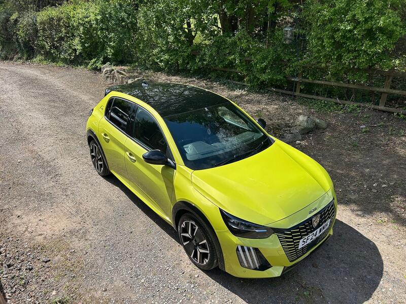 PEUGEOT 208
