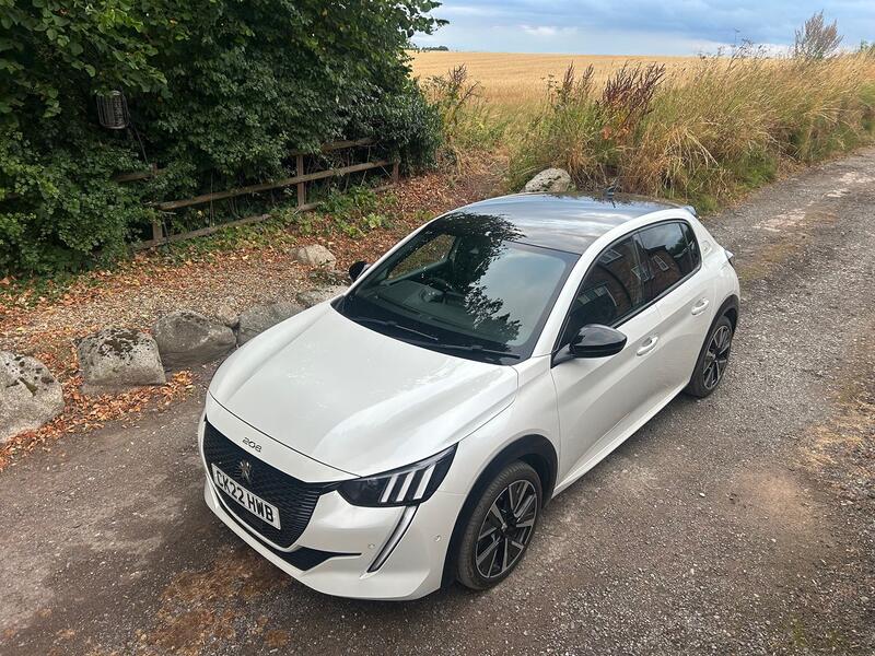 PEUGEOT 208