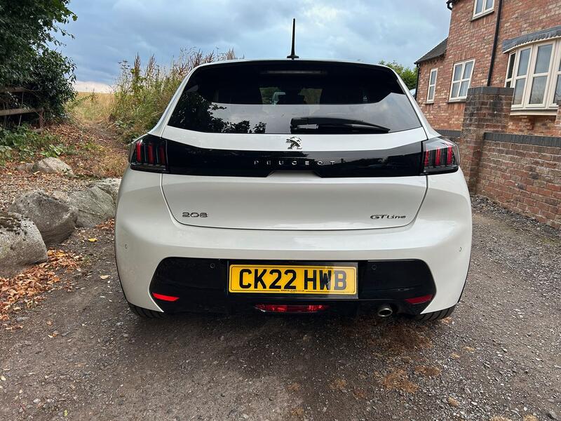 PEUGEOT 208
